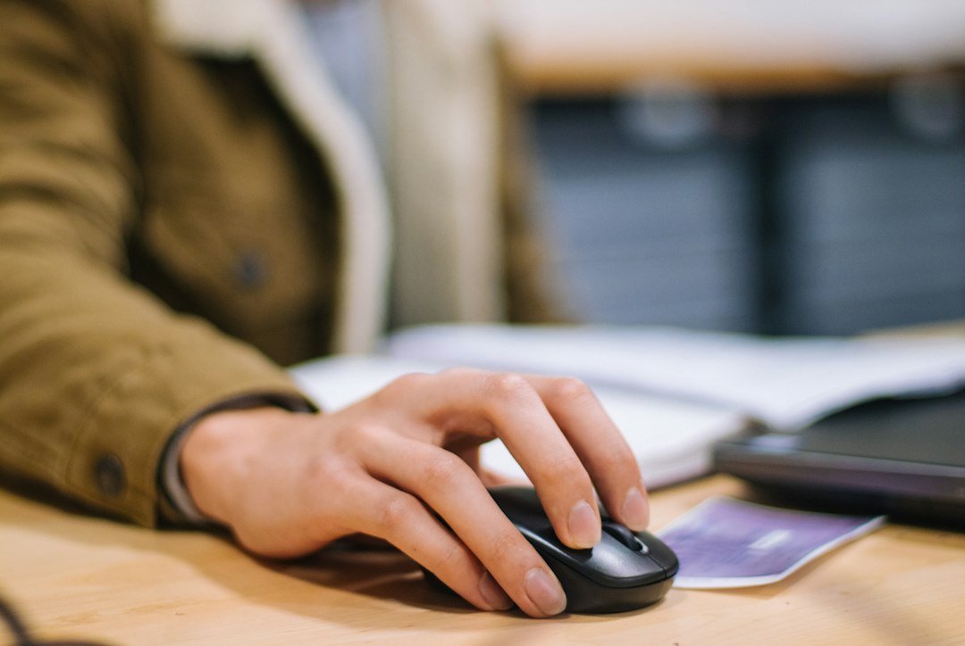 Mastering Jitter Clicking: Techniques, Risks, and Best Practices - hand jitter clicking mouse