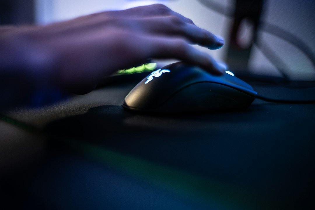 average cps of pro minecraft players – what the numbers really mean - Minecraft player clicking mouse