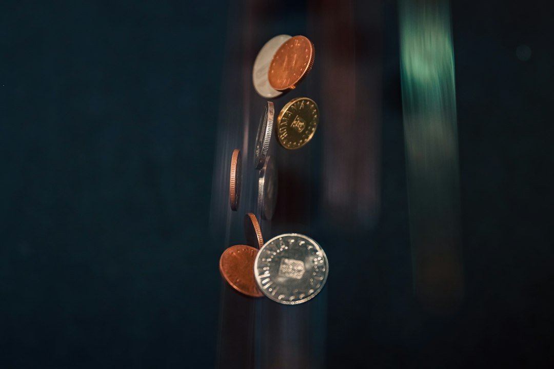 Cara ou coroa: Como usar o sorteio online grátis e justo - spinning coin close up