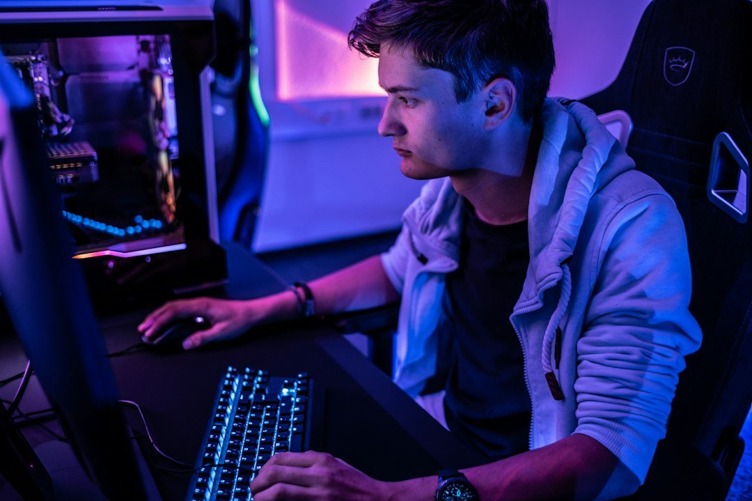 Cómo medir y mejorar tus tiempos de reacción en juegos - jugador haciendo clic rápido