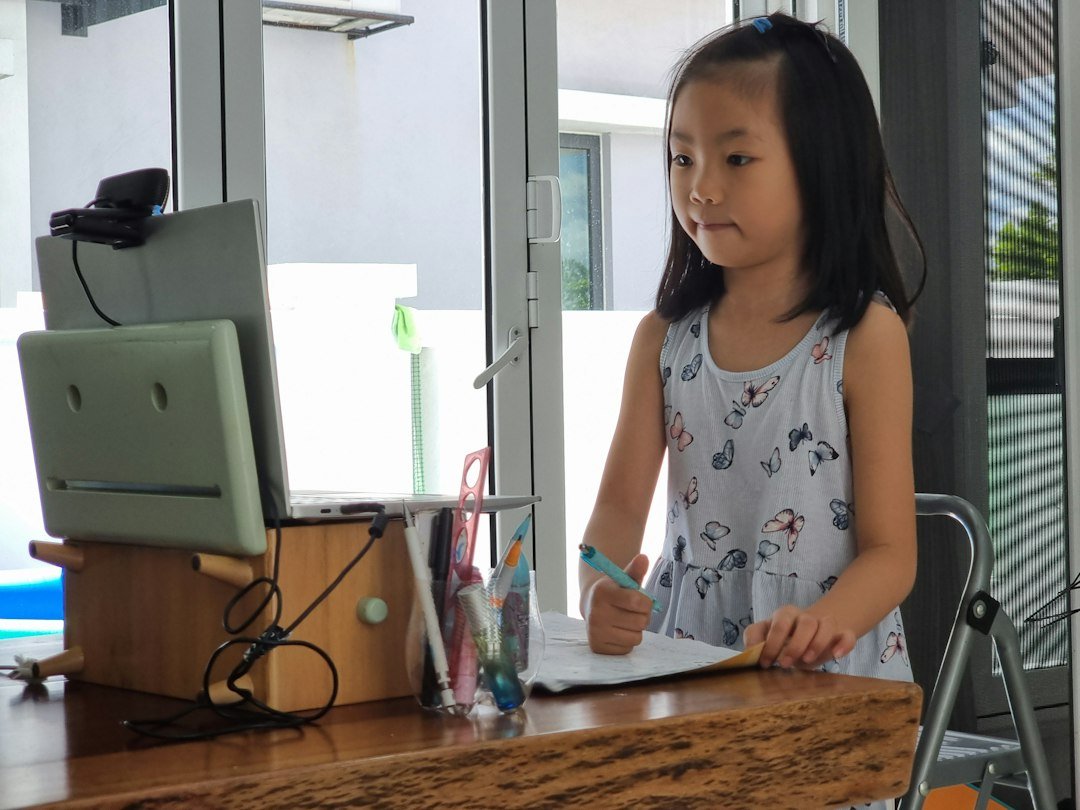 cps test for kids: How to Measure and Improve Click Speed - child using mouse click test