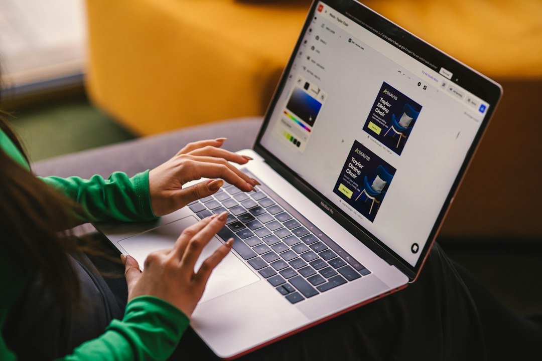 cps timekeeper: Complete Guide to Using Chicago Public Schools’ Timekeeping System - CPS staff using timekeeping portal on laptop