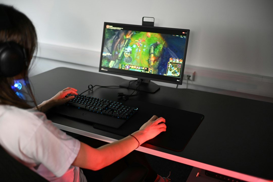 How to Improve Your CPS Score | click speed improvement guide - gamer hand using mouse click trainer