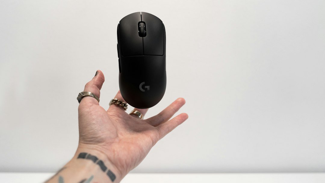 How to Jitter Click Without Hurting Your Wrist – Safe Tips - hand resting on mouse with wrist support