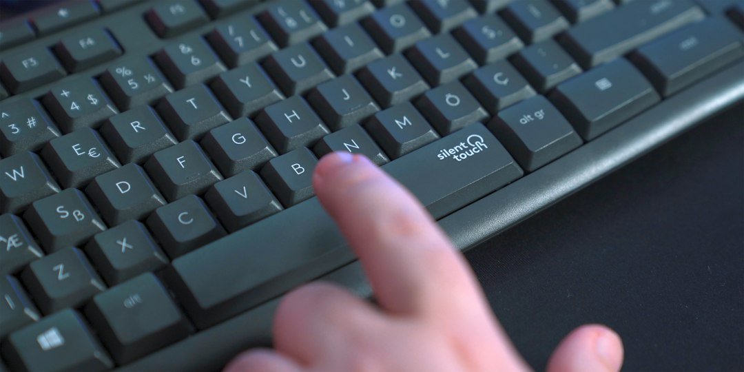 Spacebar Clicks in 5 Seconds Test – Quick Free Tool & Tips - person tapping space bar quickly