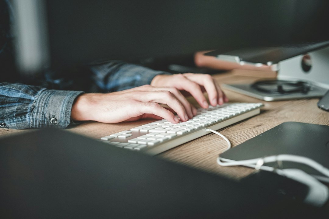 test mecanografia: guía rápida para medir tu WPM real - hands typing on keyboard close up