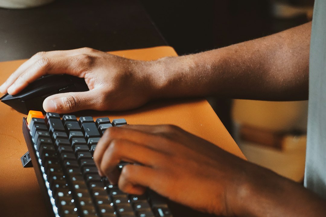 Tiempo de Reacción Promedio: Valores Reales por Edad - person clicking mouse rapidly