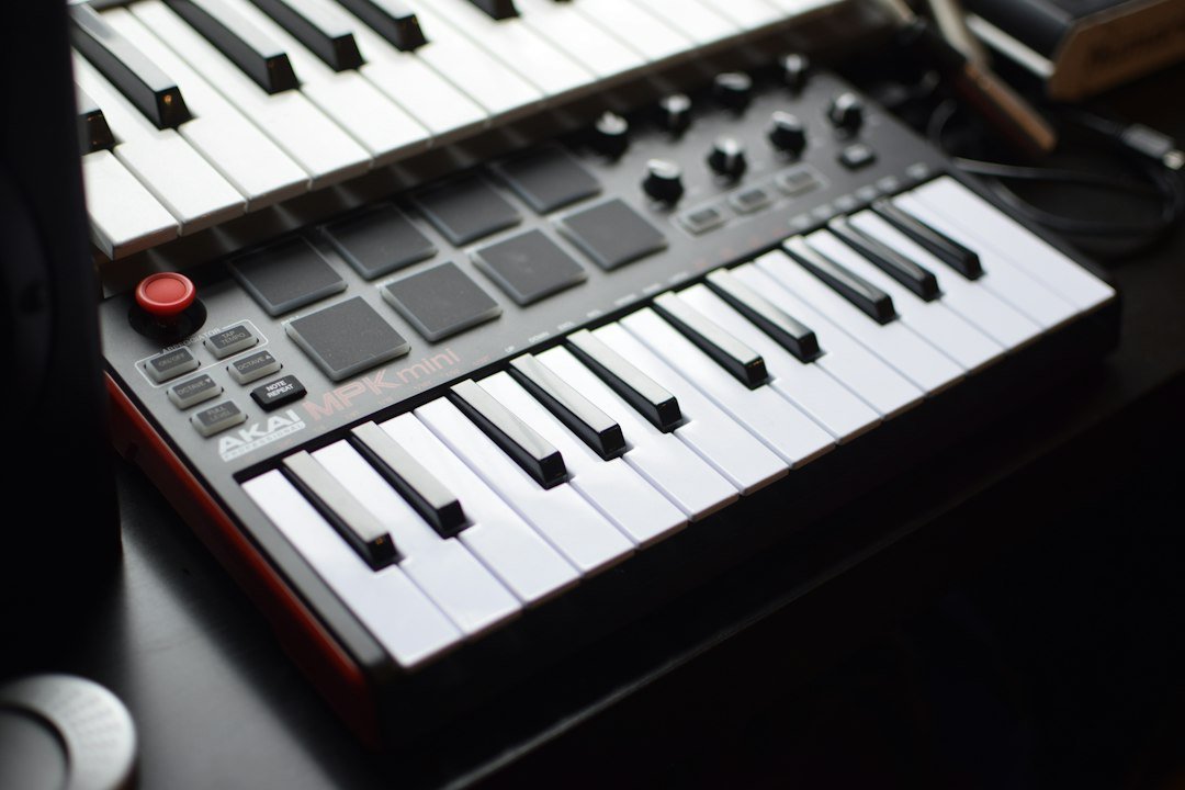 What Is a MIDI Keyboard? Complete Guide for Beginners - MIDI keyboard close up keys